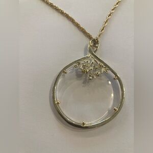 VTG Gold Tone Magnifying Glass Necklace Floral Accent Plastic Pendant 30” Chain